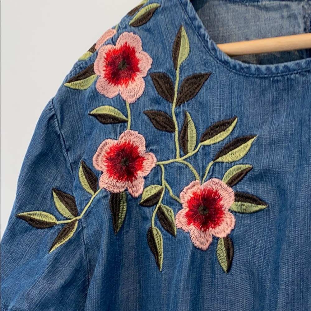 NEW Women’s Embroidered Tencel Light Denim Top - Picture 2 of 8